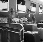 836789 Afbeelding van het inladen van de bagage en reizigers die zich gereedmaken voor het vertrek met de Hotelplan ...